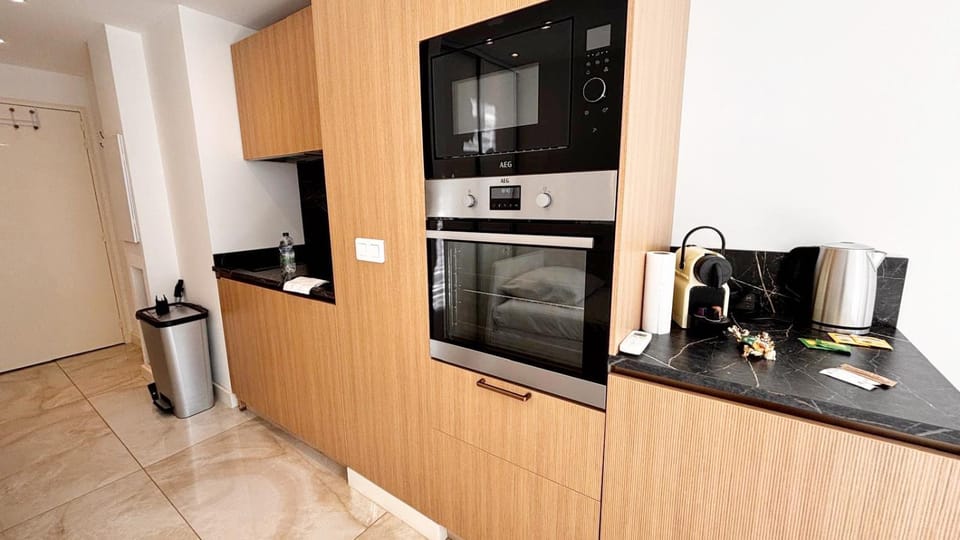 Coffee/tea facilities, Kitchen or kitchenette, dishwasher, oven, stove