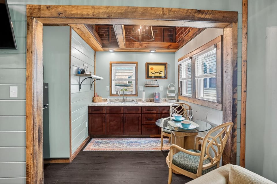 Stylish Retro Stay, Columbia House Unit D apts Apartment in Somerset