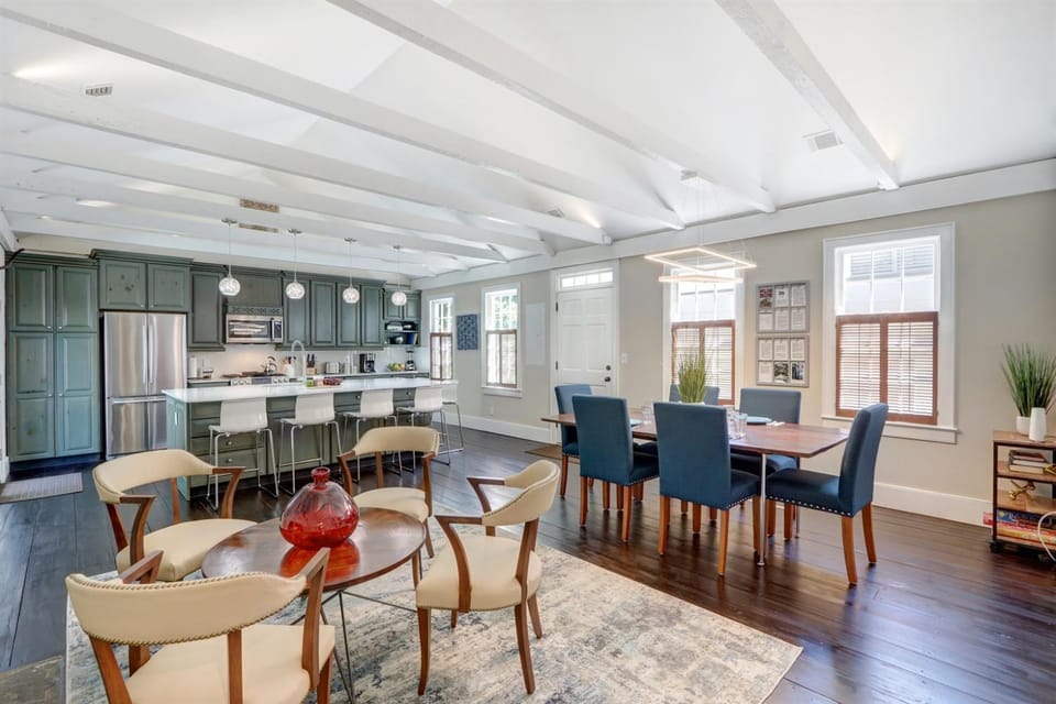 Kitchen or kitchenette, Seating area, Dining area, pet friendly