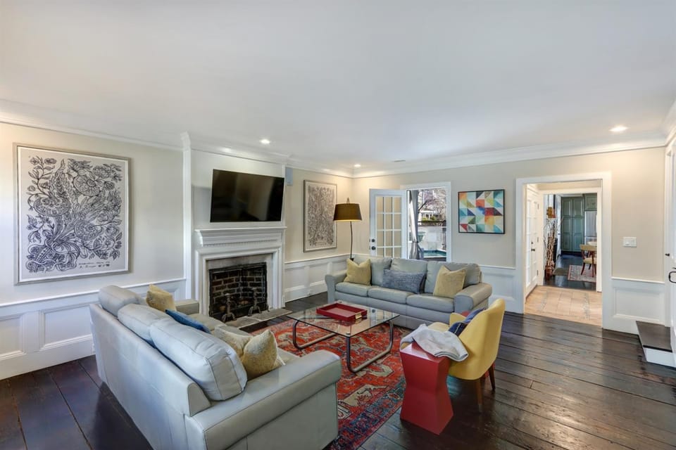 TV and multimedia, Living room, Seating area, Evening entertainment