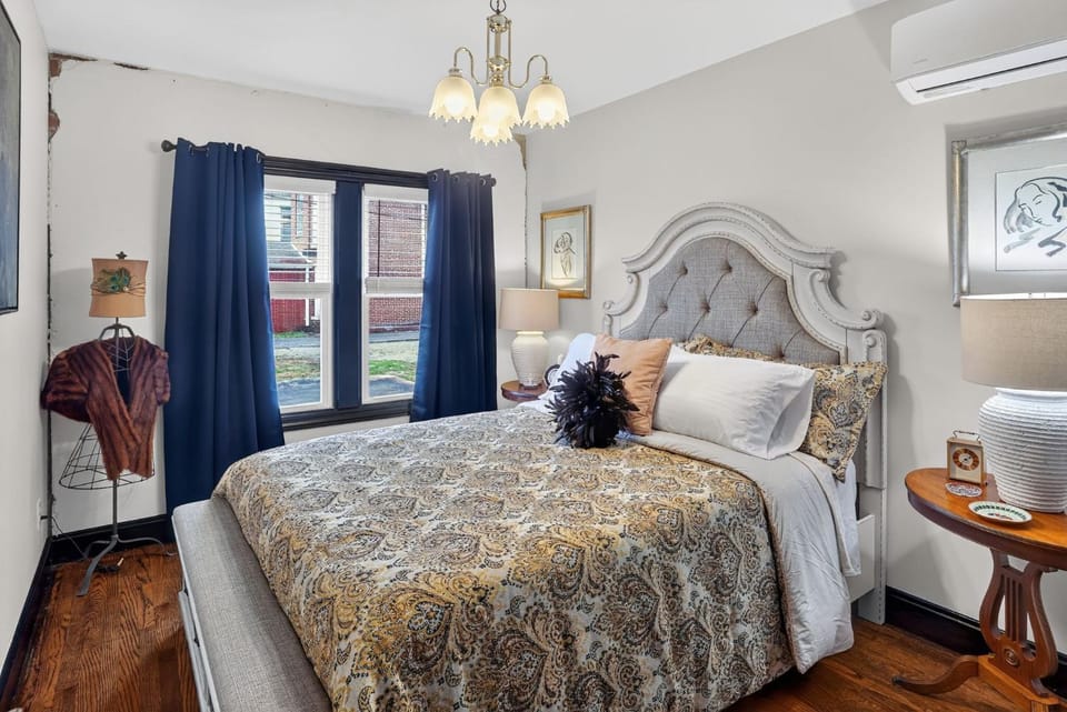 Downtown Historic 1920s Stay, Columbia House Unit A Apartment in Somerset