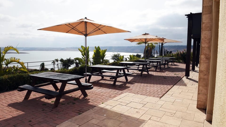 Restaurant/places to eat, Lake view