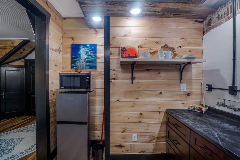 Downtown Rustic KY Retreat, Columbia House Unit B Apartment in Somerset
