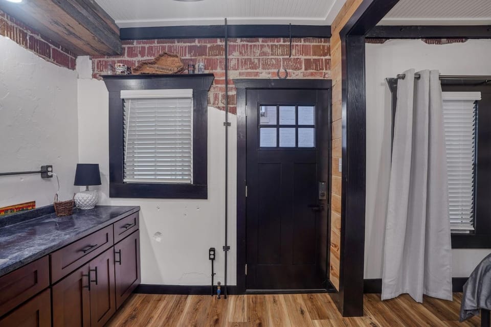 Downtown Rustic KY Retreat, Columbia House Unit B Apartment in Somerset