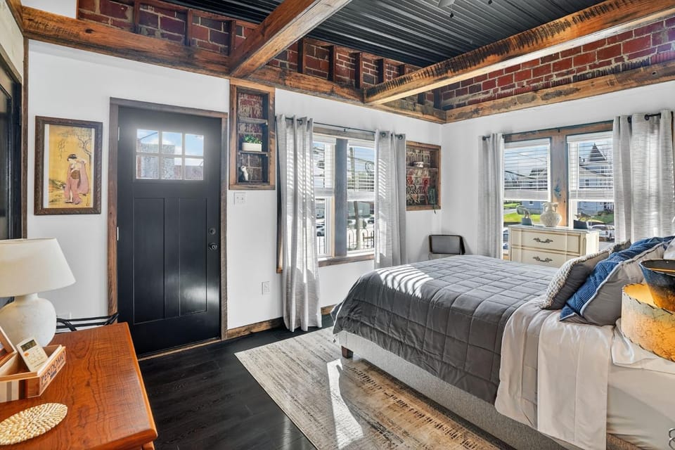 Downtown Mid-Century Escape, Columbia House Unit C Apartment in Somerset