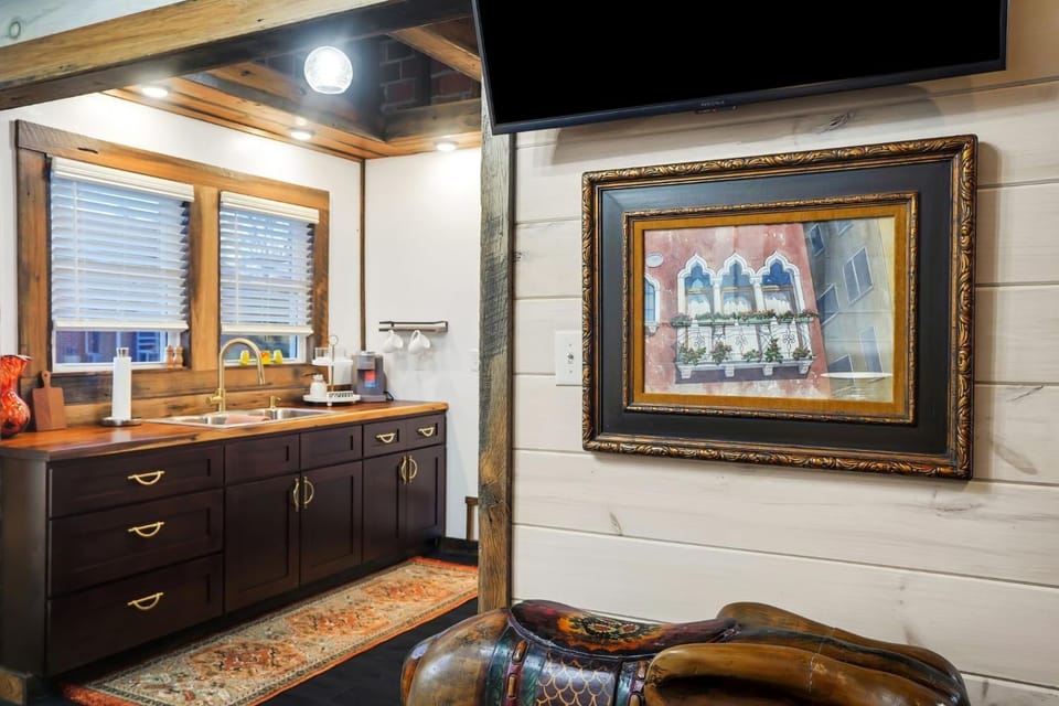 Downtown Mid-Century Escape, Columbia House Unit C Apartment in Somerset