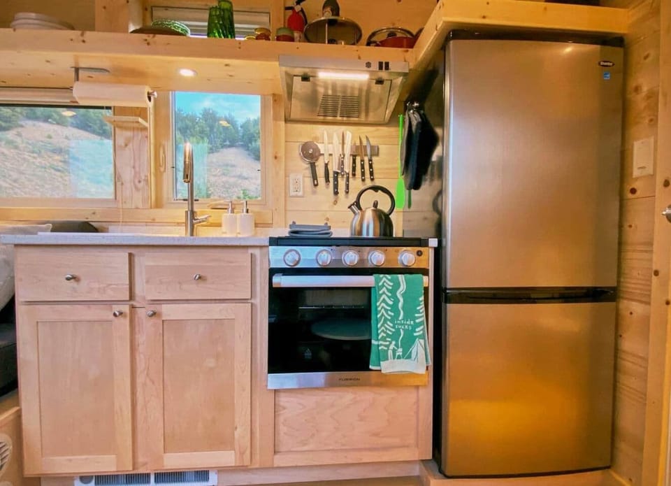 Rainbow TinyHome W View & Hot Tub near Hot Springs House in Arroyo Hondo