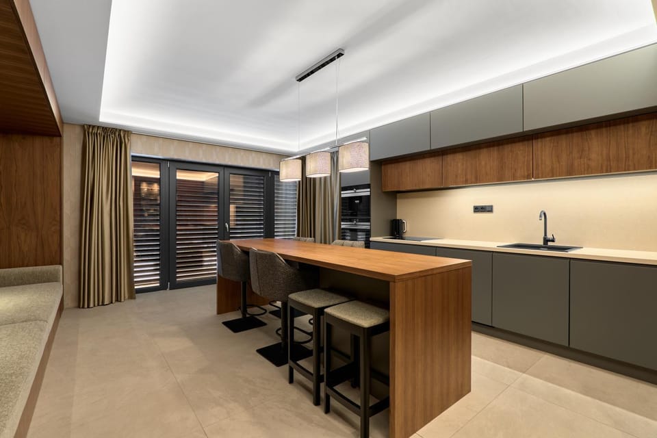 Kitchen or kitchenette, Dining area
