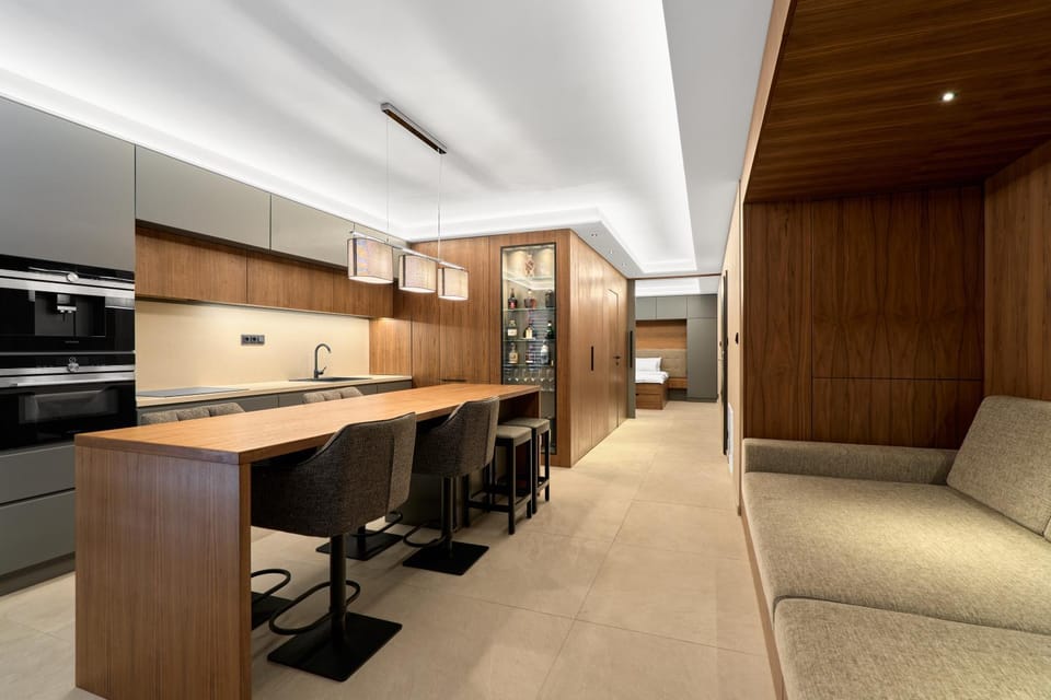 Kitchen or kitchenette, Dining area