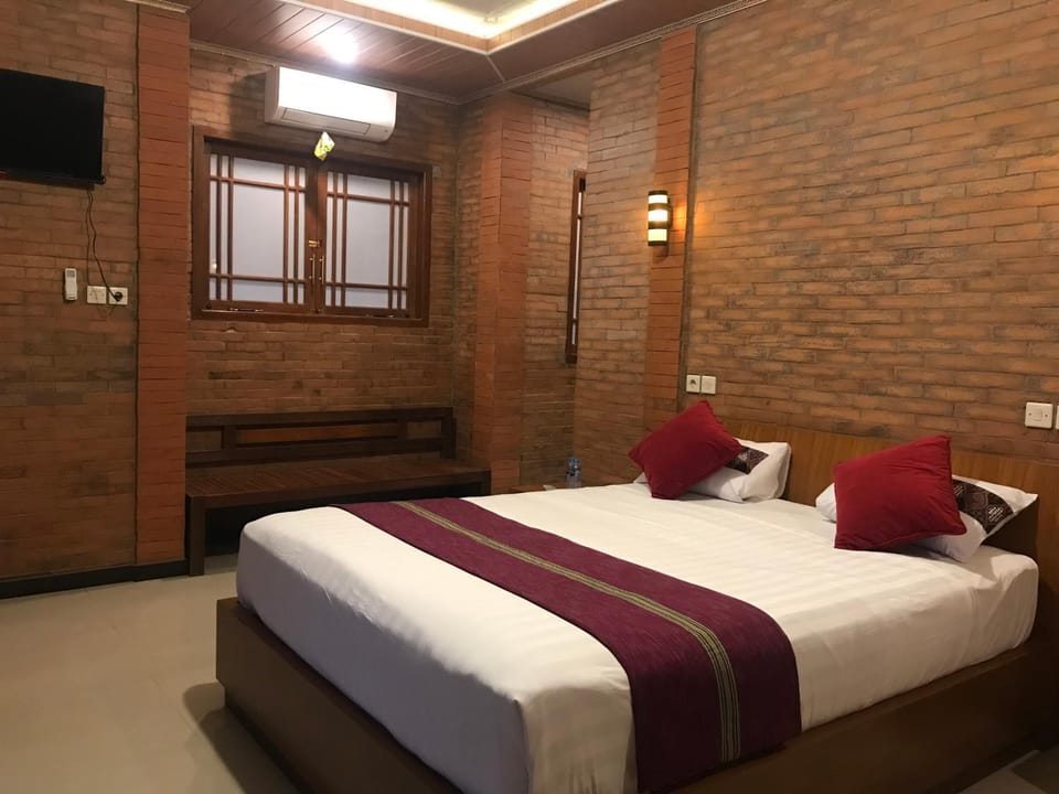 Photo of the whole room, Bedroom, air conditioner