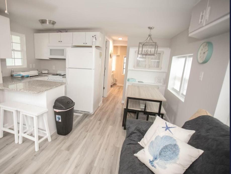 Charming Updated Ocean Lakes Cottage Minutes from the Beach-Sea Glass Getaway House in Surfside Beach