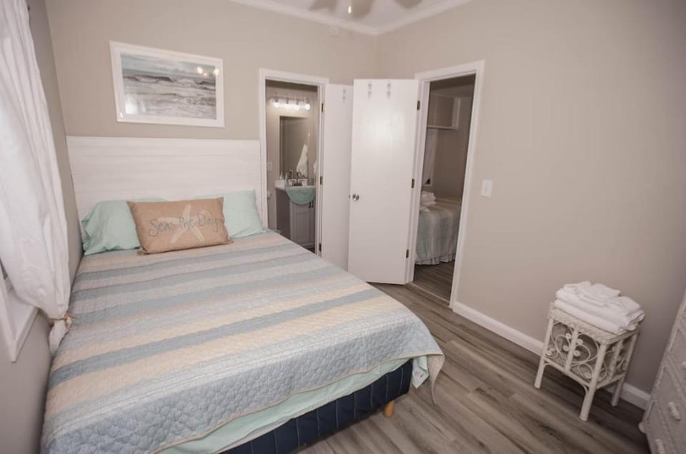 Charming Updated Ocean Lakes Cottage Minutes from the Beach-Sea Glass Getaway House in Surfside Beach