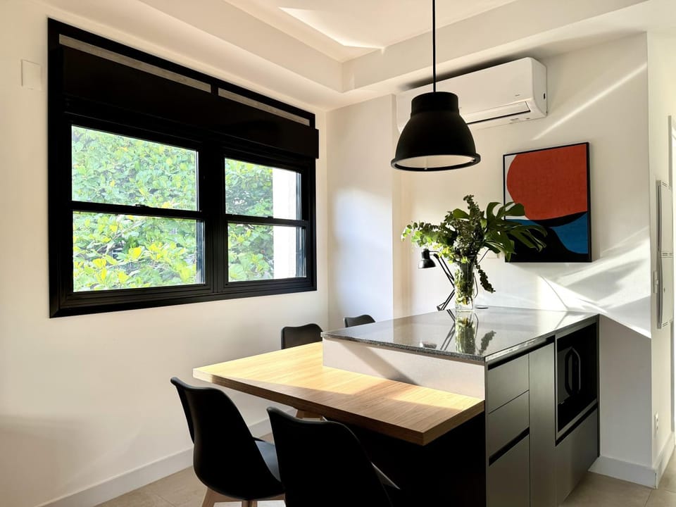 Dining area, Mountain view, air conditioner
