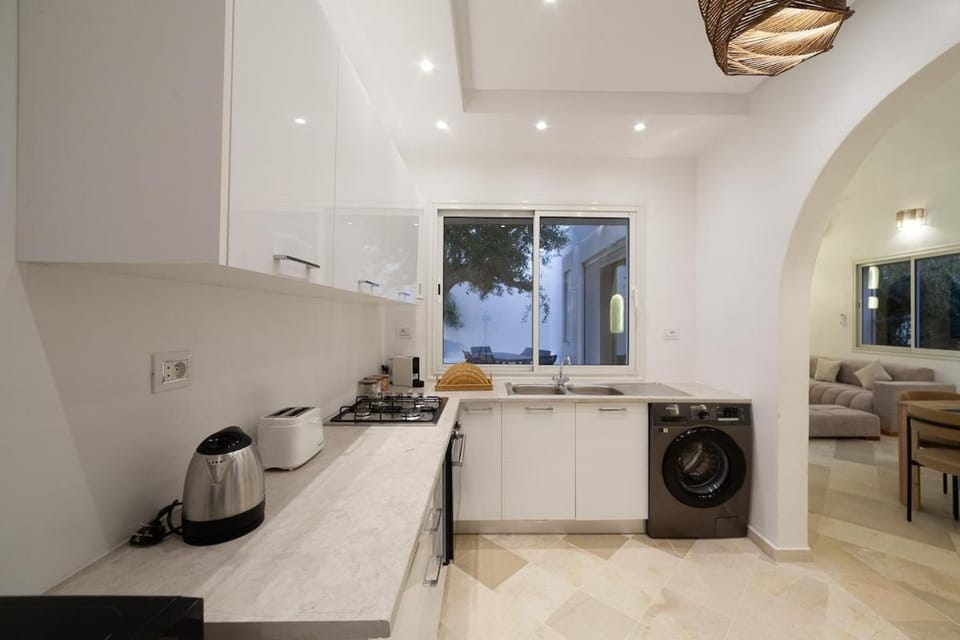 Coffee/tea facilities, Kitchen or kitchenette, stove, toaster, washing machine