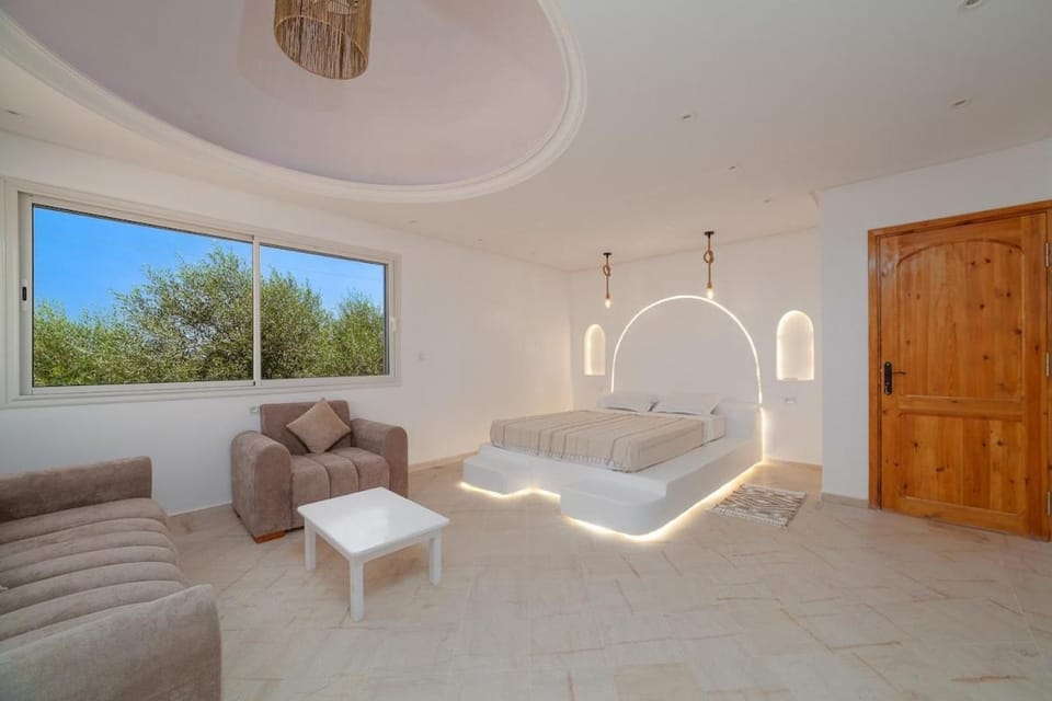 Photo of the whole room, Seating area