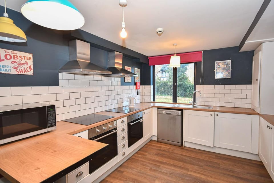 3 Private Rooms in Shared Apartment with Kitchen Apartment in Leeds