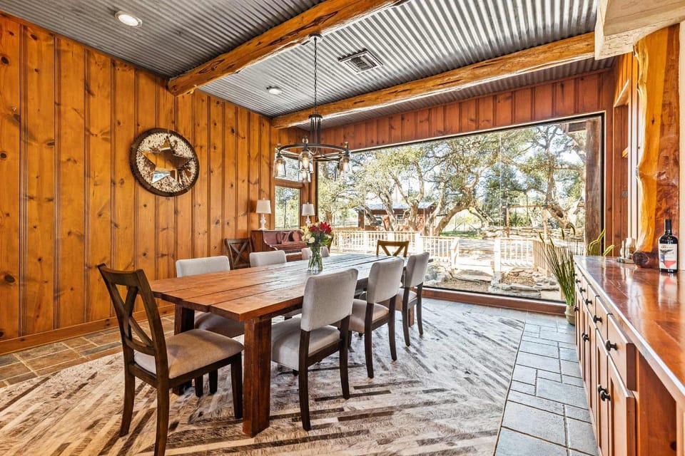 Rustic Retreat - 5 BR Indoor & Outdoor Events House in Canyon Lake