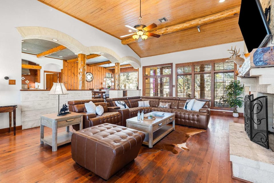 Rustic Retreat - 5 BR Indoor & Outdoor Events House in Canyon Lake