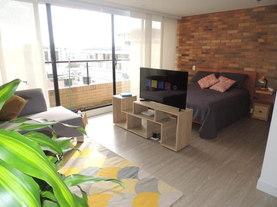 Bed, TV and multimedia, Bedroom