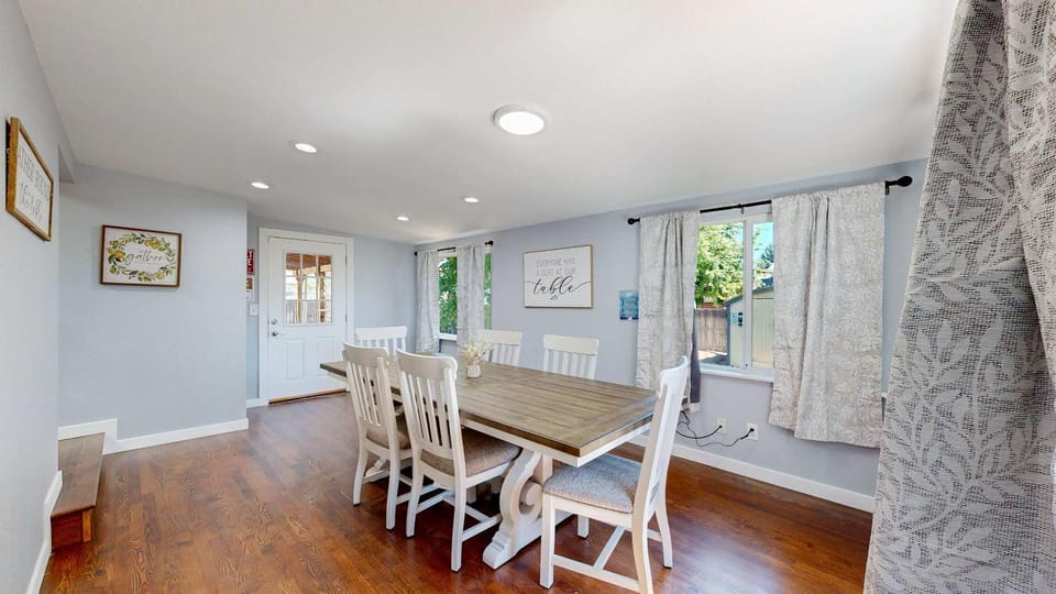 Seating area, Dining area