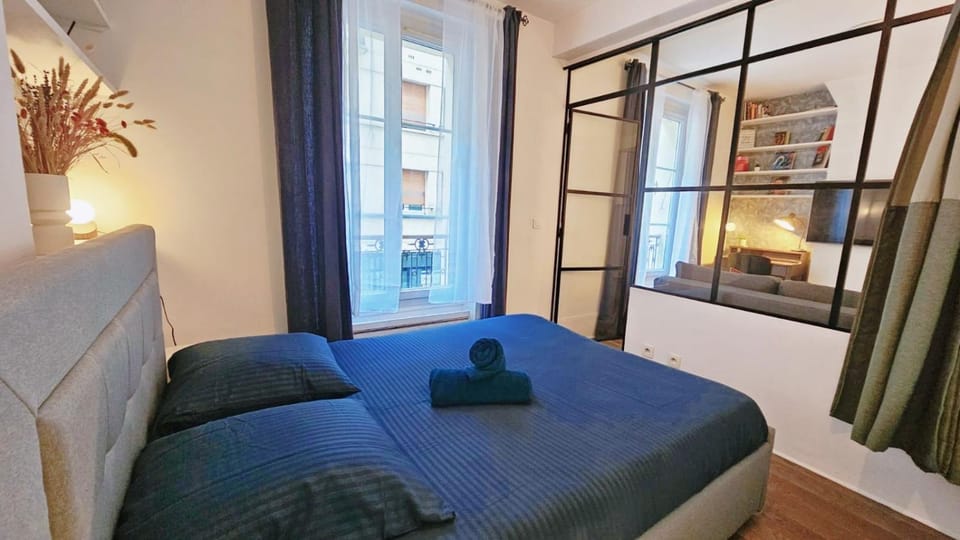 Photo of the whole room, Bedroom, towels