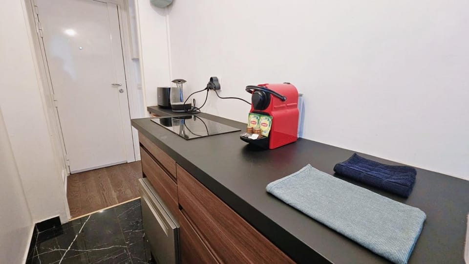 Coffee/tea facilities, dishwasher, stove, kitchen