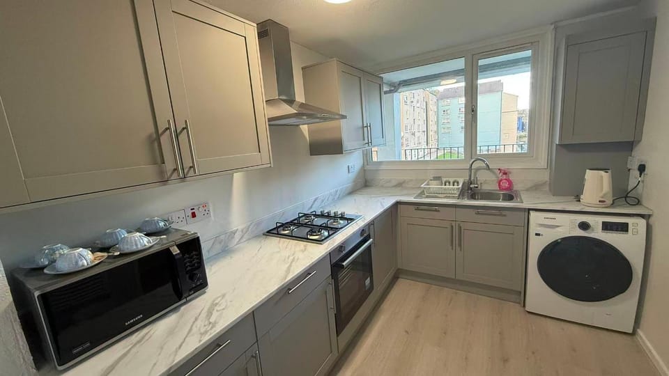 Coffee/tea facilities, Kitchen or kitchenette, dishwasher, oven, stove, washing machine