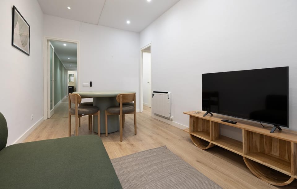 TV and multimedia, Living room, Seating area, Dining area