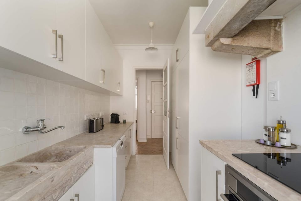 Elegant Lisbon 2BR Apartment with Balcony Apartment in Lisbon
