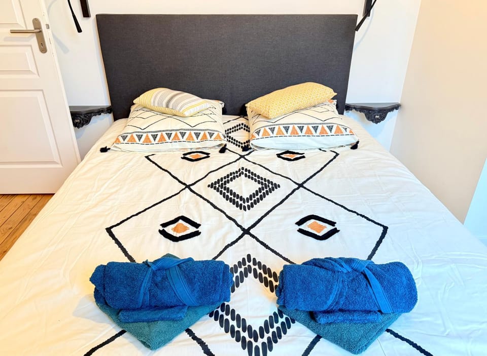 Bed, Photo of the whole room, Bedroom, towels