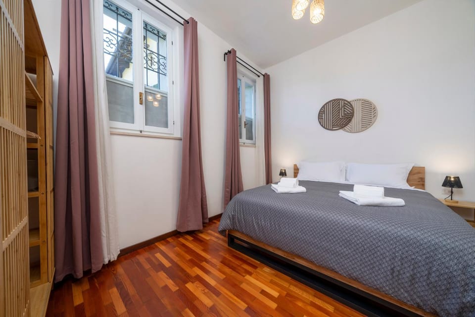 Bed, Photo of the whole room, Bedroom, towels