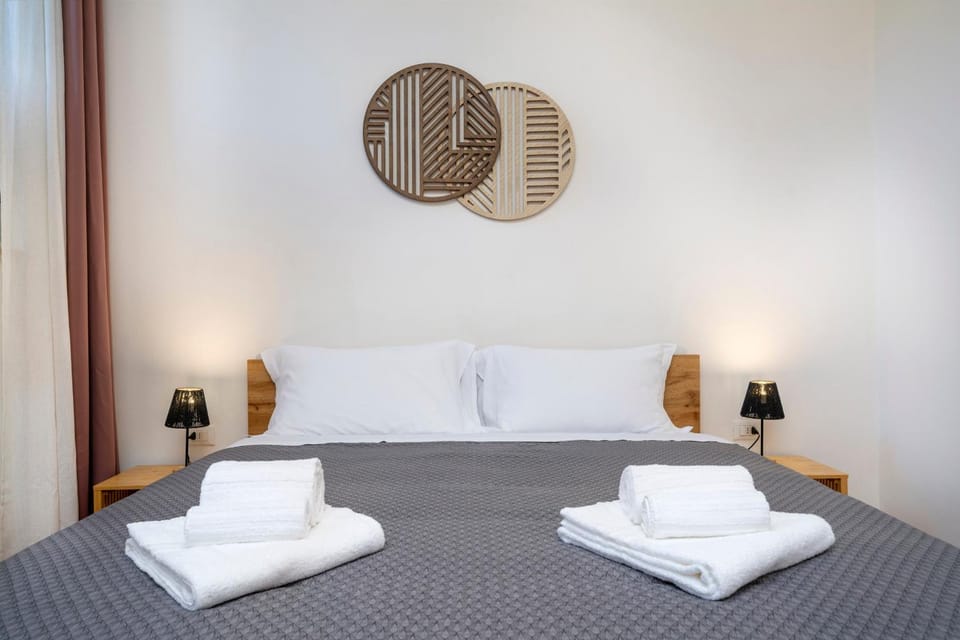 Bed, Photo of the whole room, Bedroom, towels, towels
