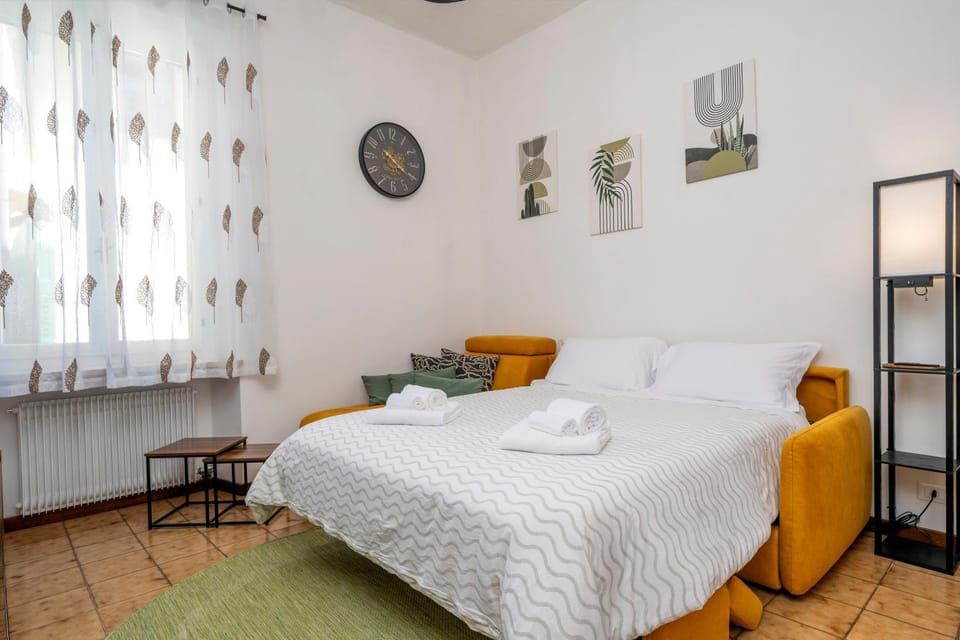 Bed, Photo of the whole room, towels