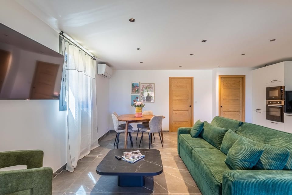 TV and multimedia, Kitchen or kitchenette, Living room