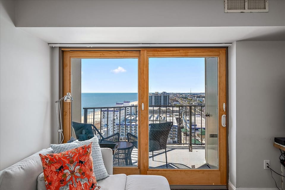 Updated 2 Bedroom Condo at the 9400 Building with Ocean Views! House in Ocean City
