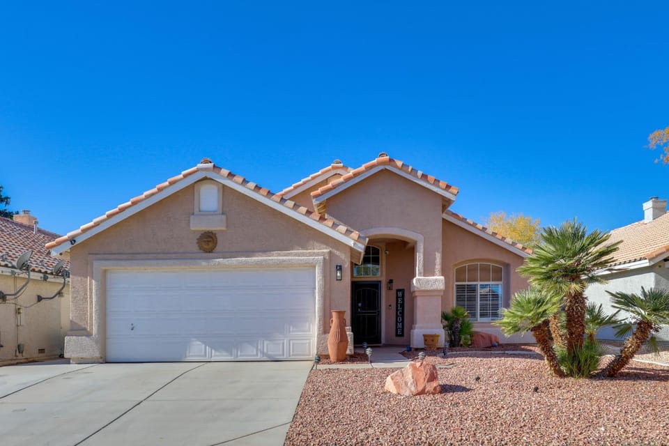 Extended Stay Home with Mtn View 5 Mi to The Strip! House in Spring Valley