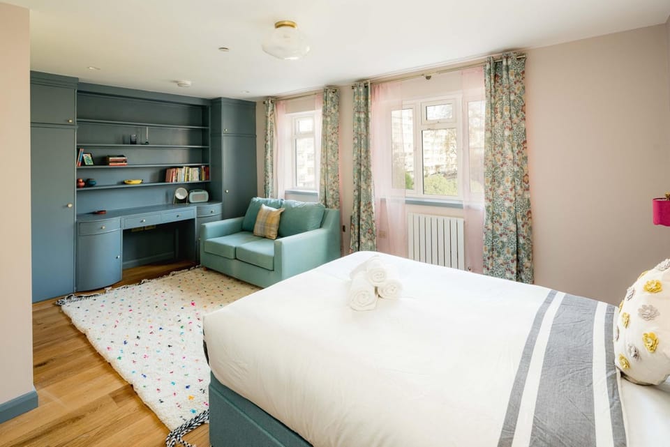 Bed, Photo of the whole room, Seating area, Bedroom