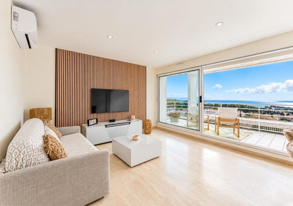 TV and multimedia, Living room, Sea view