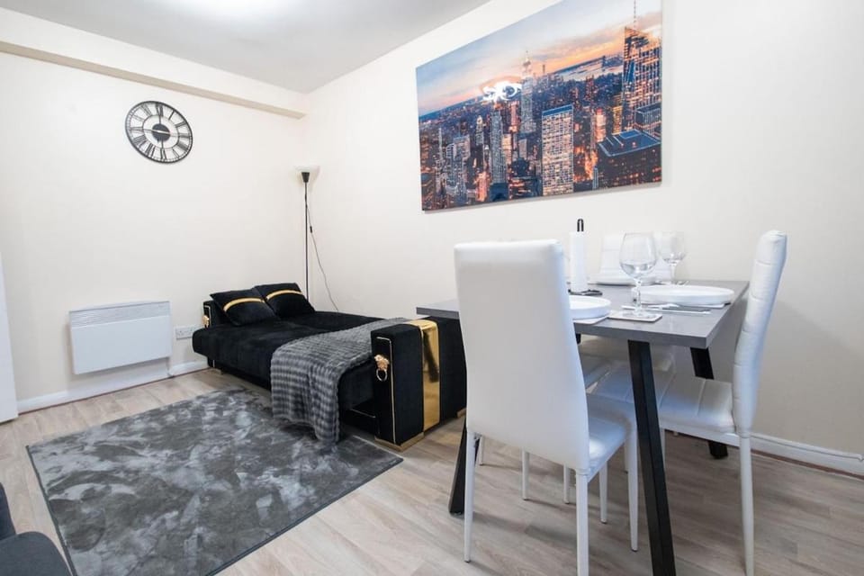 Cosy 2 BR Apt, DLR, London City Airport & ExCeL Apartment in London