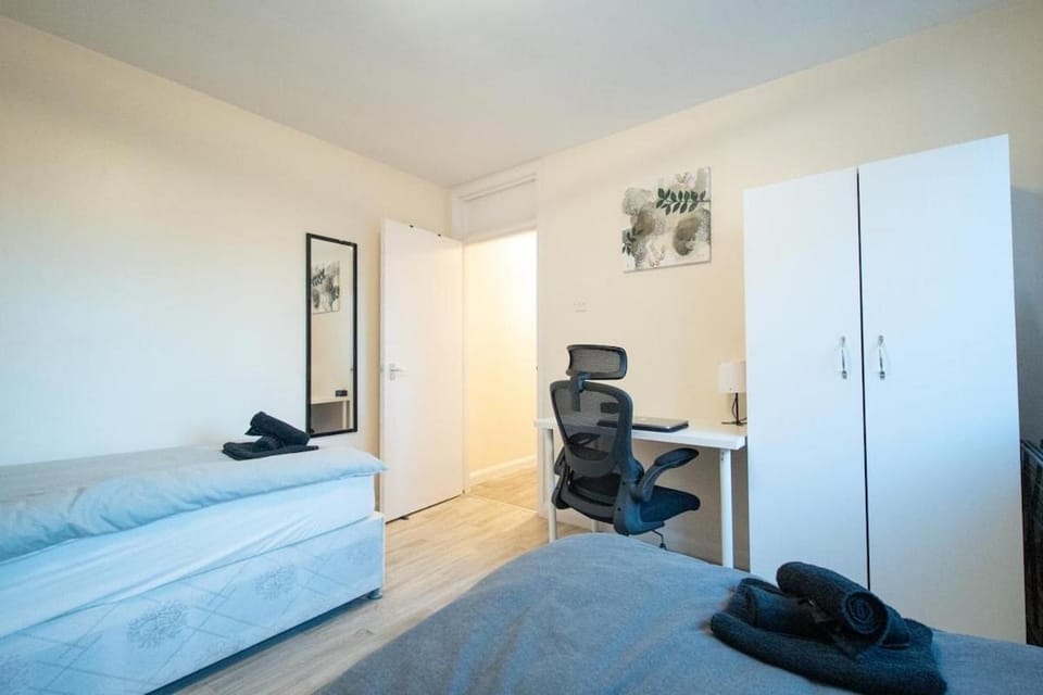 Cosy 2 BR Apt, DLR, London City Airport & ExCeL Apartment in London