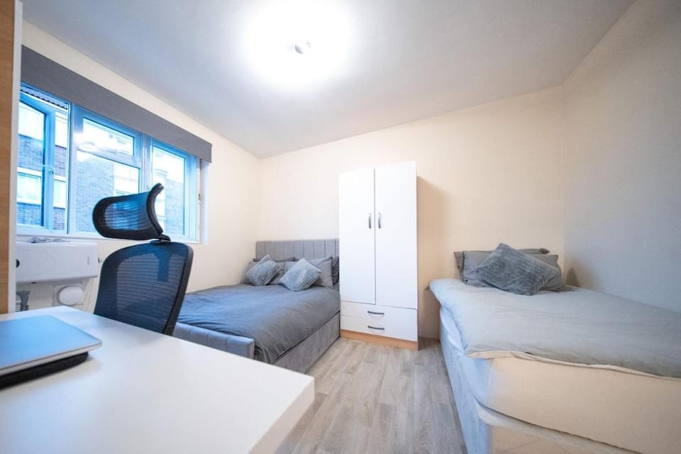 Cosy 2 BR Apt, DLR, London City Airport & ExCeL Apartment in London