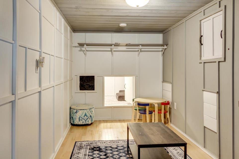 Stroll to Shore Retreat with Balcony in Gold Beach House in Gold Beach