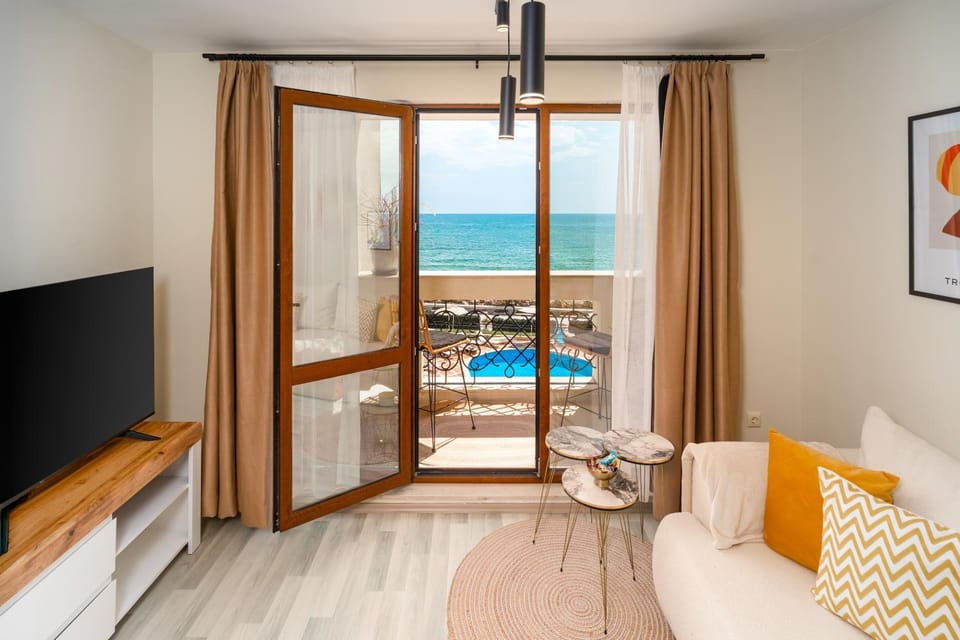 TV and multimedia, Living room, Pool view, Sea view, Swimming pool