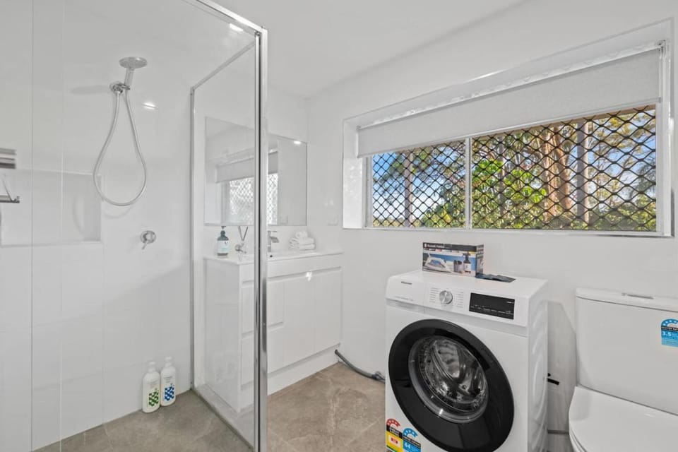 Private bed Suite Near Garden City with Kitchen House in Brisbane