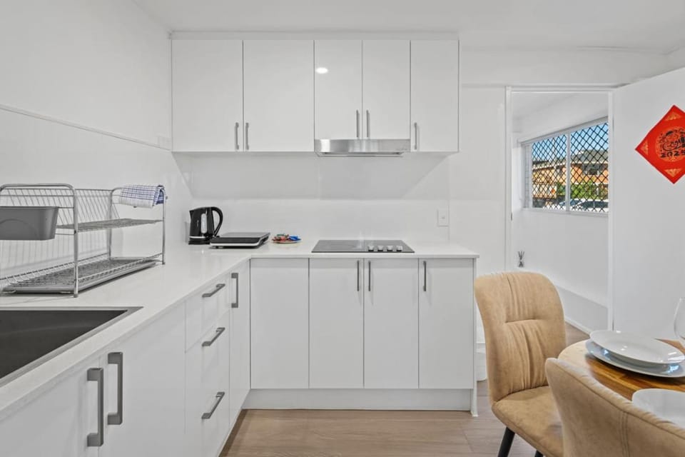 Private bed Suite Near Garden City with Kitchen House in Brisbane
