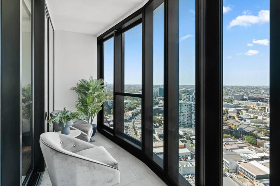 Modern Skyline Apartment 3BR with Pool Gym and tub House in Brisbane