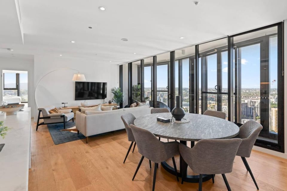 Modern Skyline Apartment 3BR with Pool Gym and tub House in Brisbane