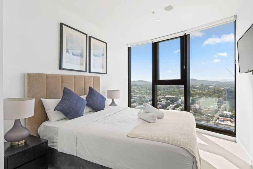 Modern Skyline Apartment 3BR with Pool Gym and tub House in Brisbane