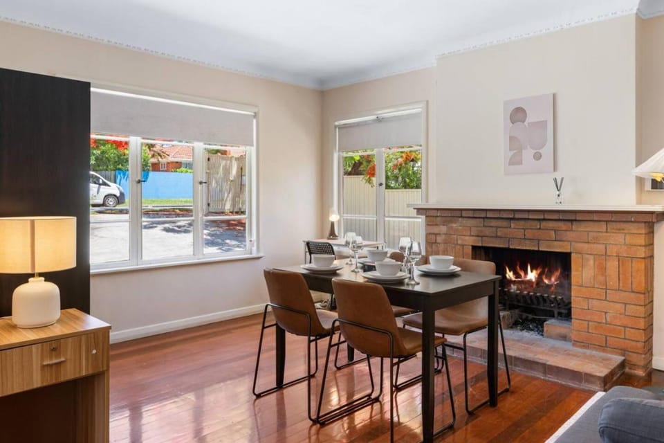 Warm and Cozy Retreat near shops and transport House in Indooroopilly