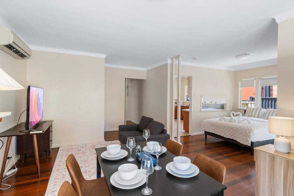 Warm and Cozy Retreat near shops and transport House in Indooroopilly